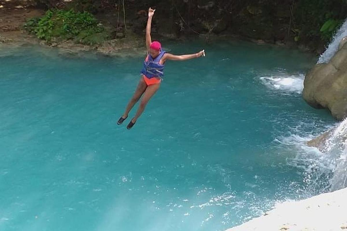 seorang wanita melompat ke dalam badan air