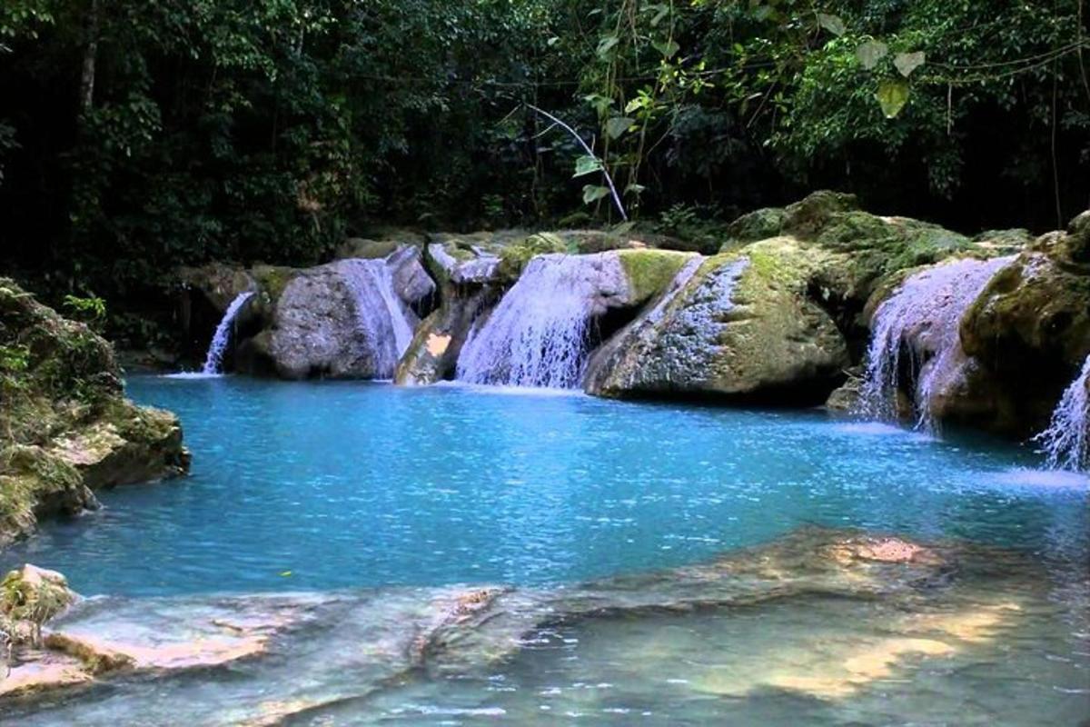 un bazin de apă cu pietre și cascade