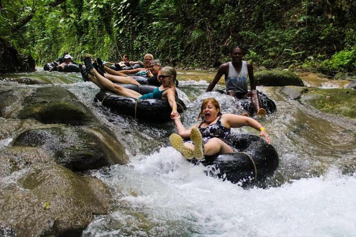 sekumpulan orang yang menaiki rakit di sungai