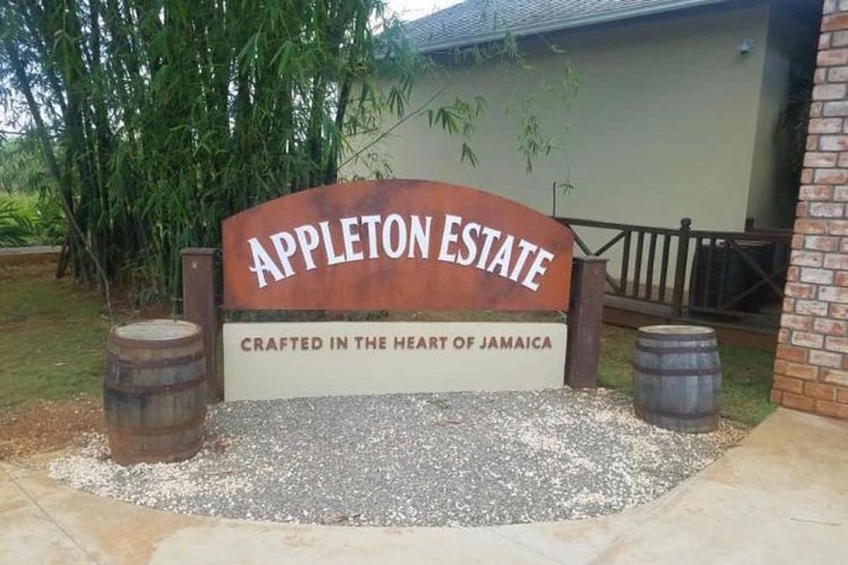 isang karatula na nagsasaad ng application estate na nakatala sa gitna ng jamaica