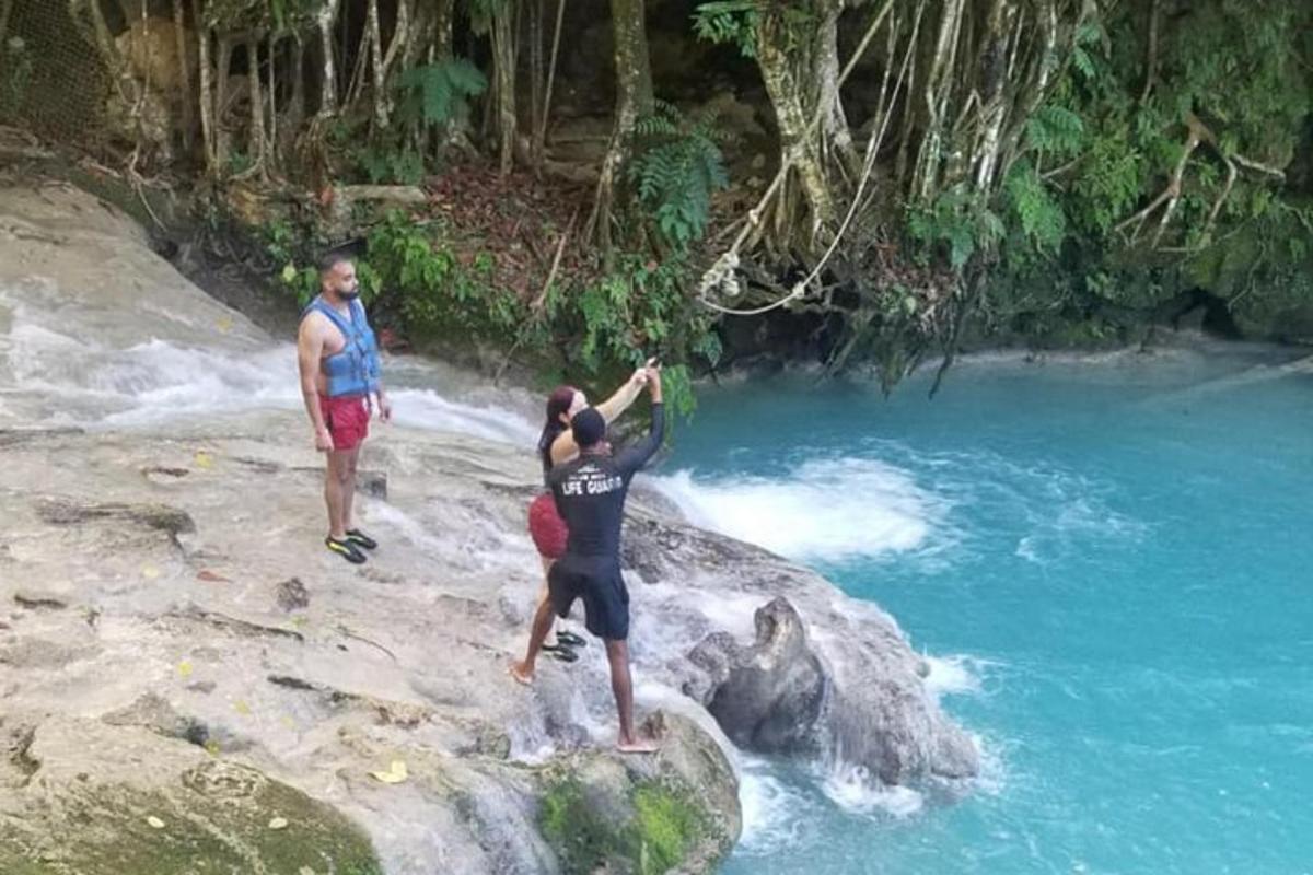 dua lelaki berdiri di atas batu berhampiran sungai