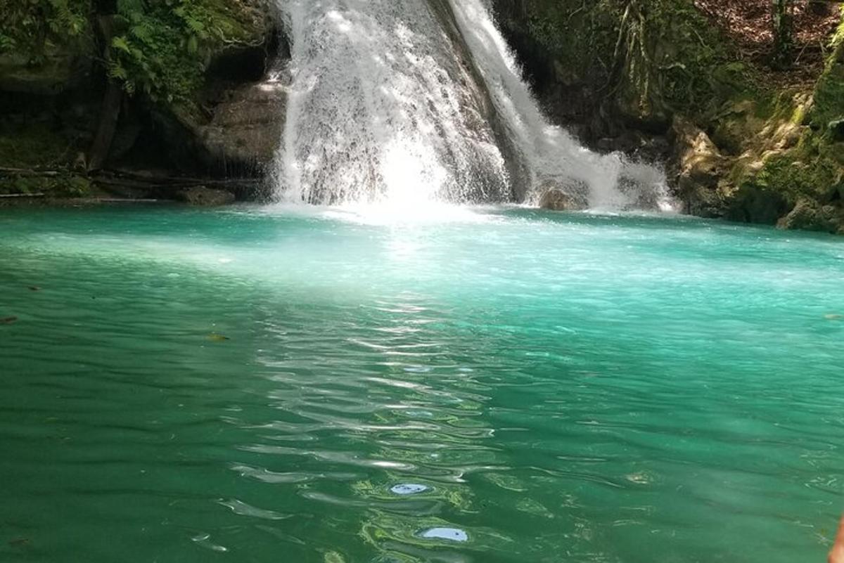 air terjun di tengah kolam air