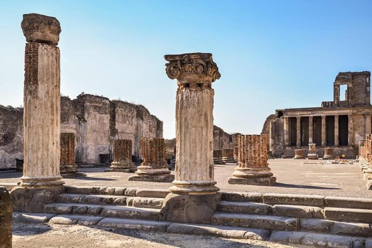 um grupo de colunas nas ruínas de um edifício