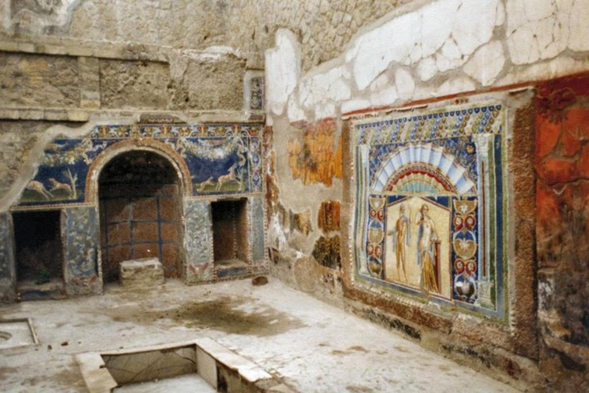 una stanza con mosaici sulle pareti di un edificio