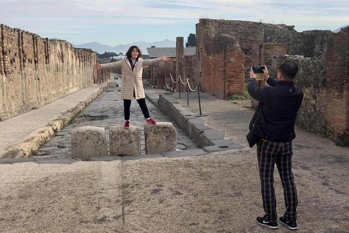 un uomo che scatta una foto a una donna su un muro