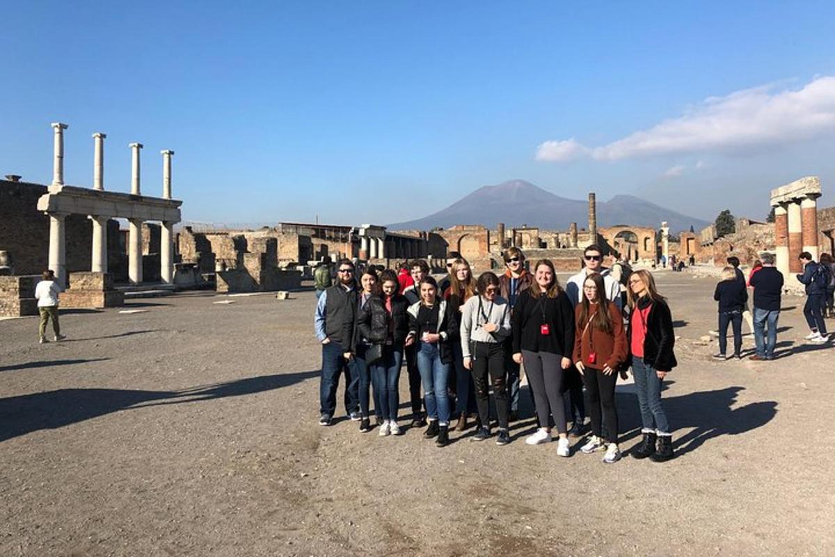 Un grupo de personas posando para una foto frente a un edificio.