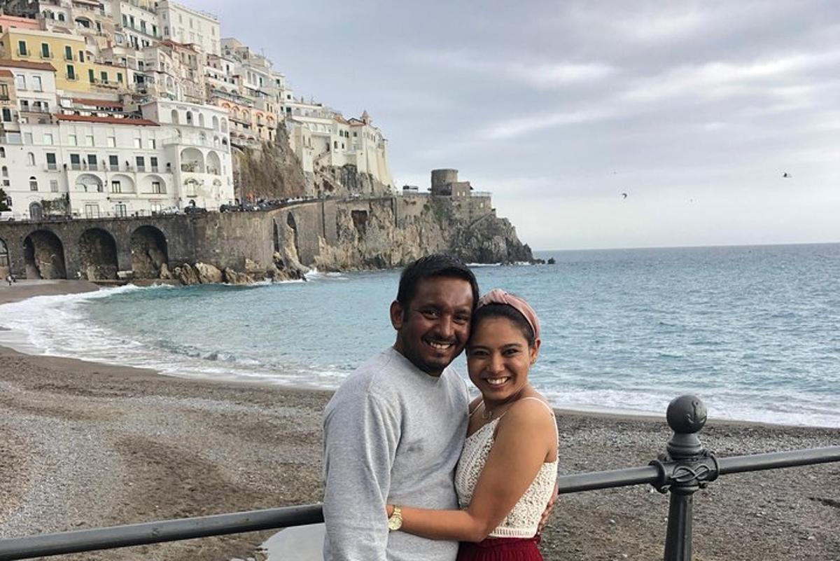 un uomo e una donna in piedi accanto all'oceano