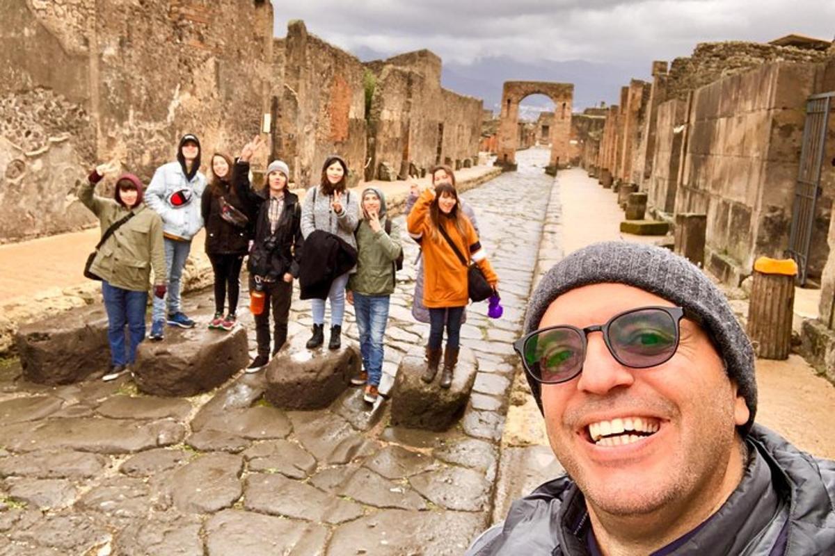 un gruppo di persone che cammina tra le rovine
