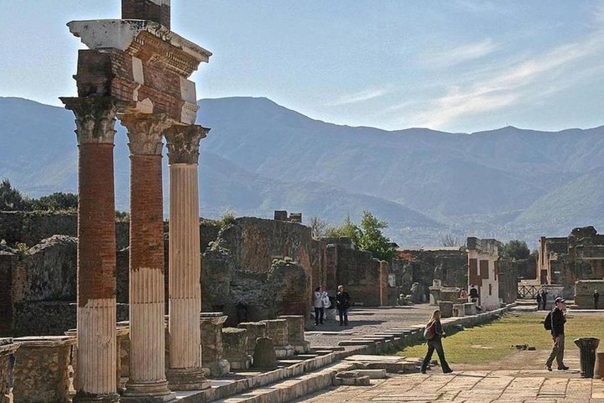 un gruppo di persone che cammina tra le rovine di un edificio