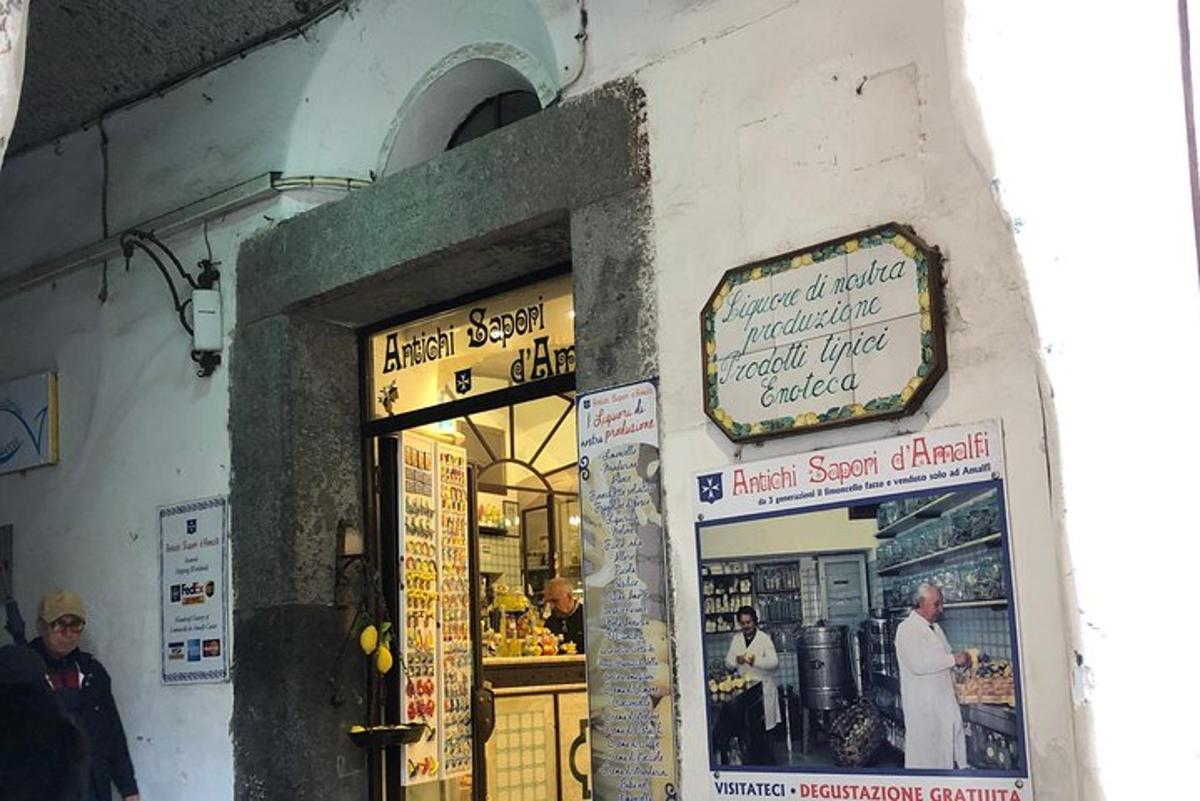 una tienda con letreros en el costado de un edificio