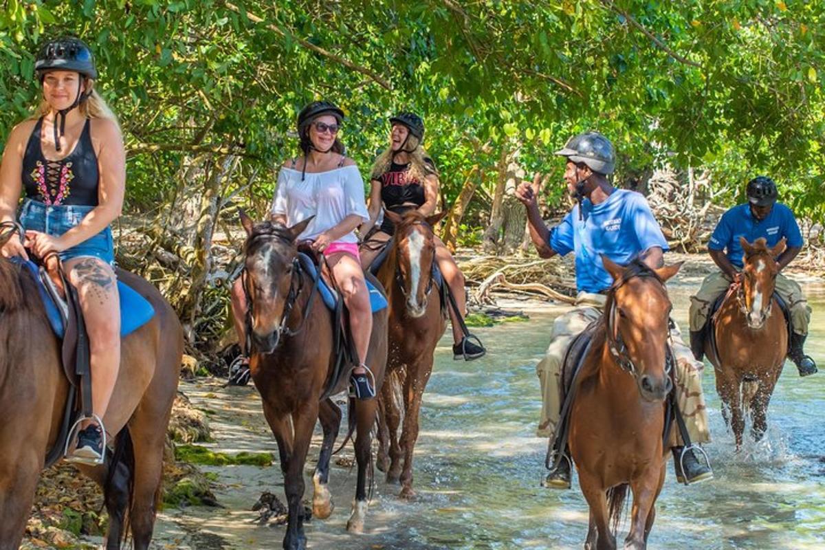 een groep mensen die te paard door een rivier rijden