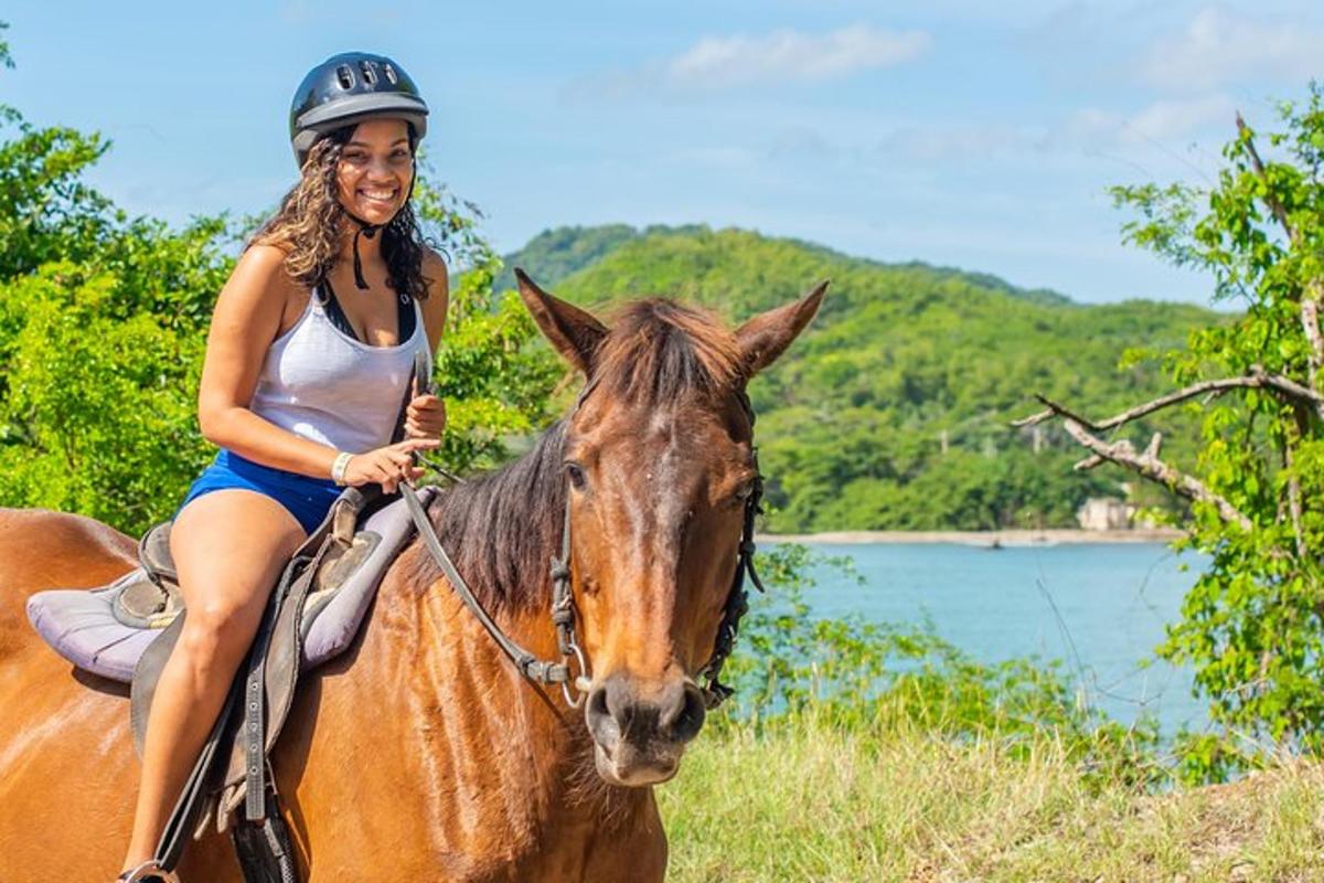 una giovane donna è seduta su un cavallo