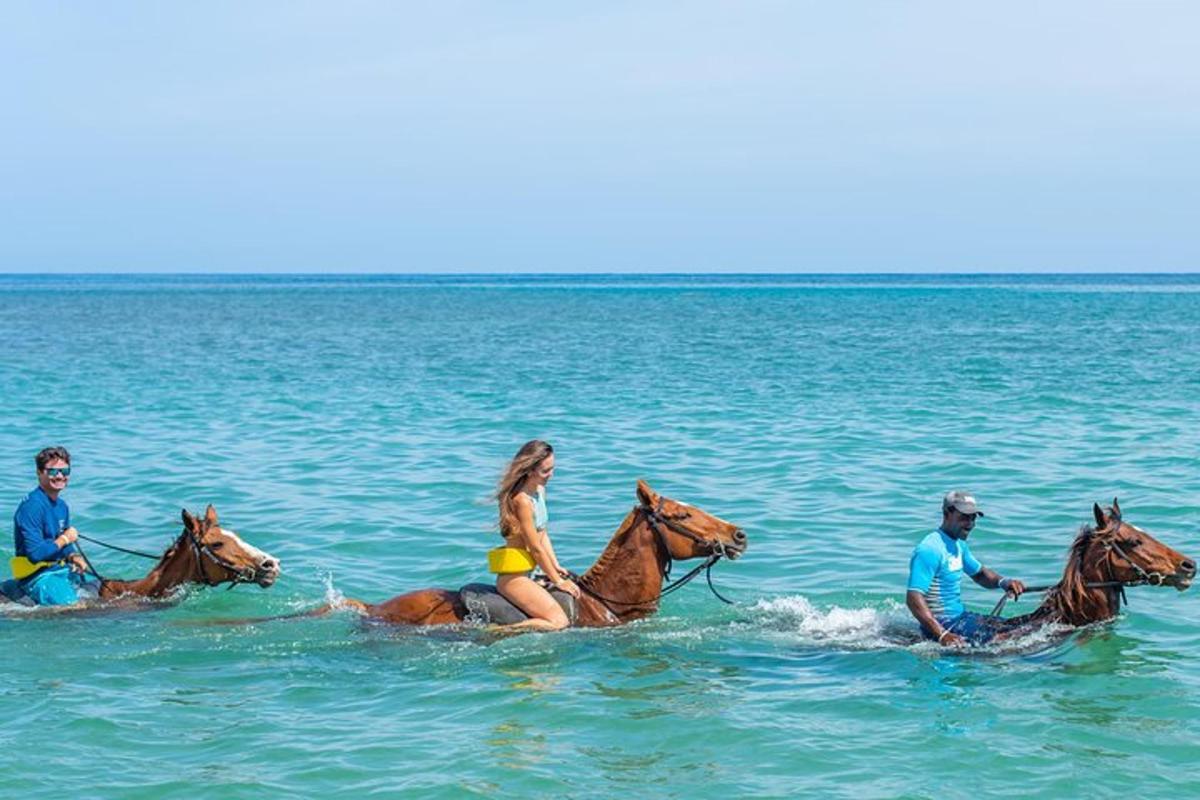 un gruppo di persone a cavallo nell'acqua