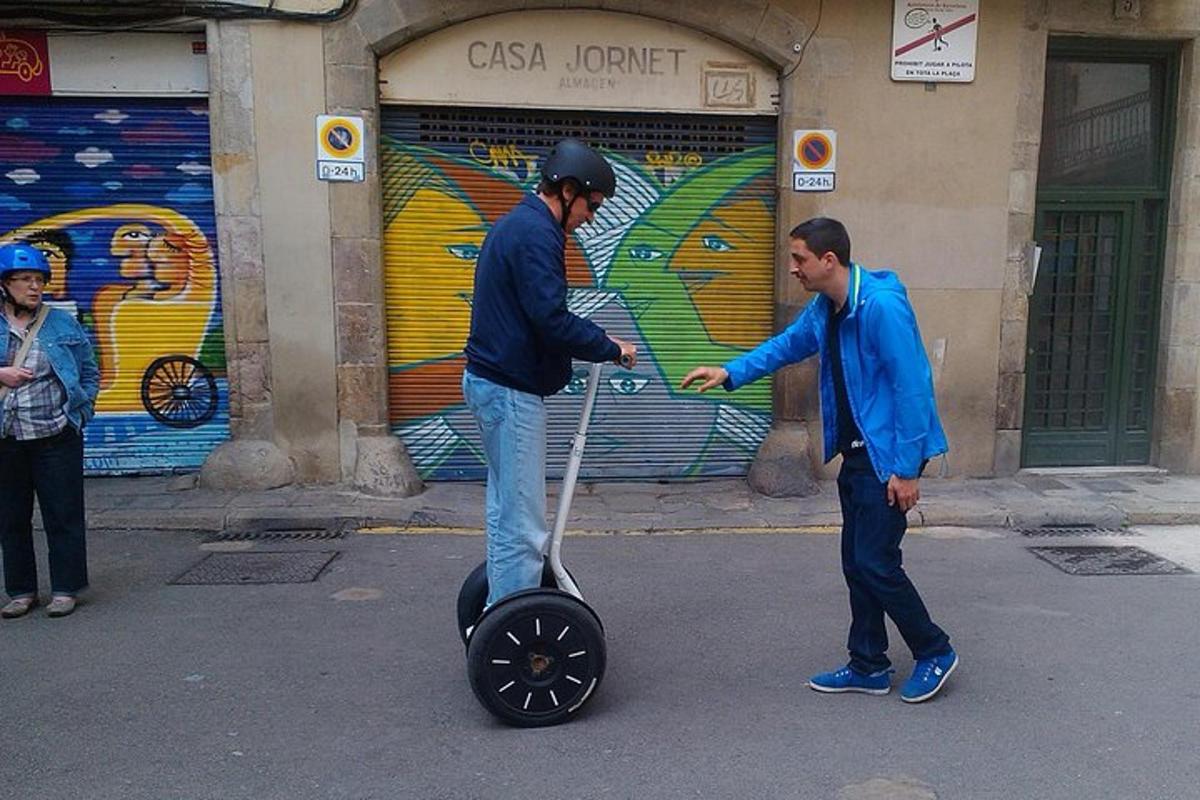 Két férfi robogóval játszik az utcán