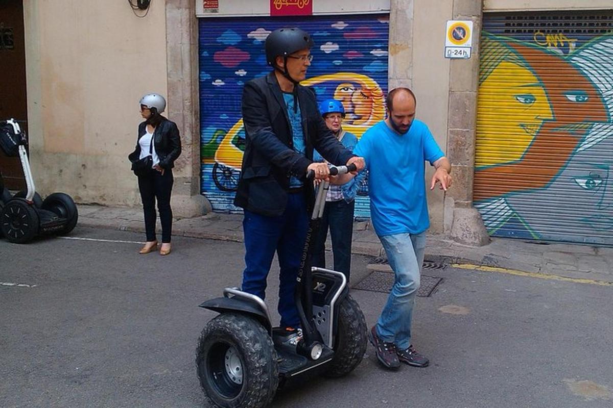 un hombre en una scooter en una calle