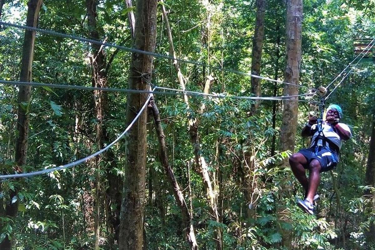 moški na ziplineu v gozdu