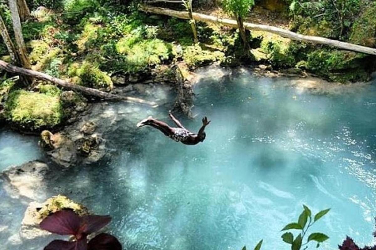 una persona nedant en una piscina d'aigua blava