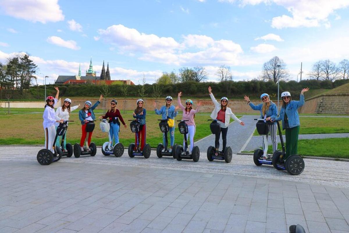 grupė žmonių, važinėjančių segvėjais