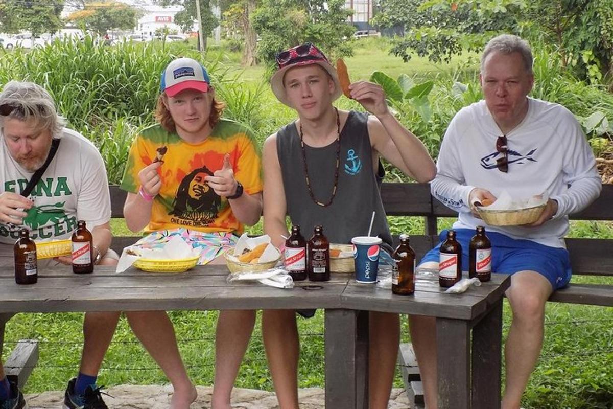 skupina treh ljudi, ki sedijo za mizo za piknik