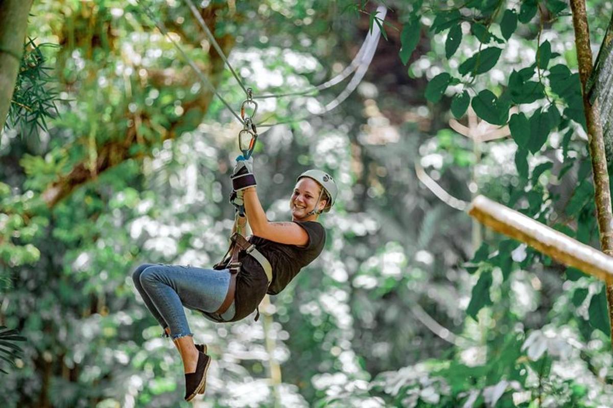 ženska na ziplineu med drevesi