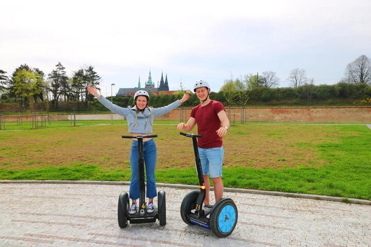 Un hombre y una mujer viajando en scooters