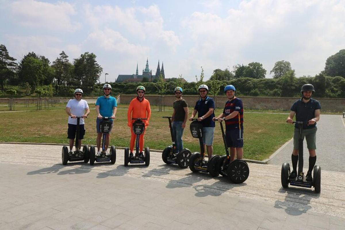 grupė žmonių, važinėjančių segvėjais parke