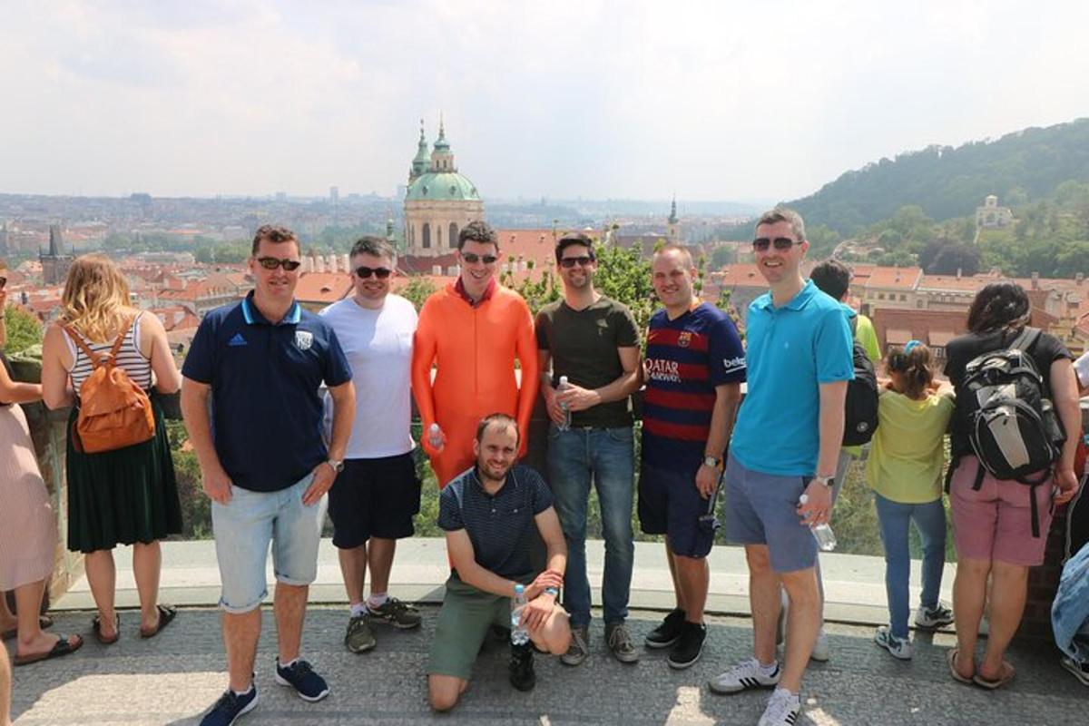 un grupo de personas de pie en lo alto de un edificio