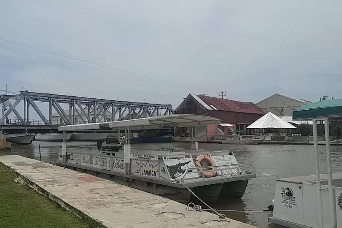Loď kotví v molu s mostem