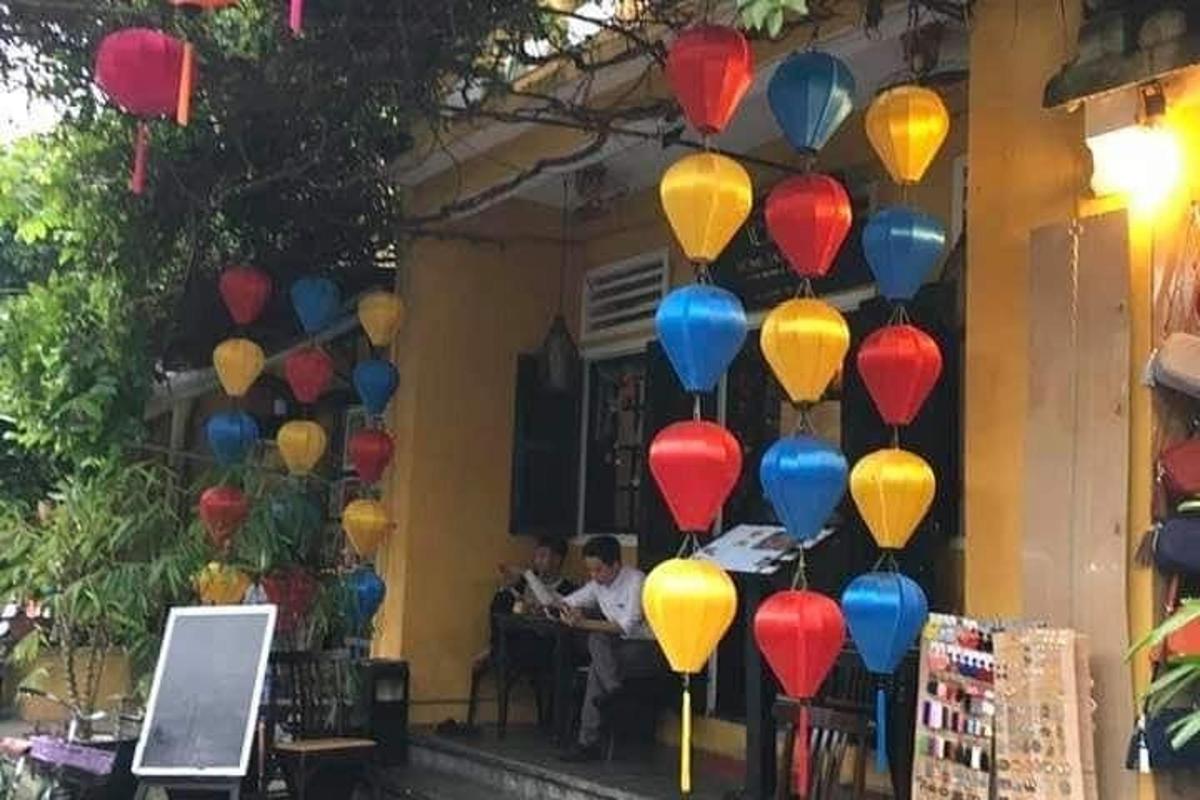Ένα μάτσο πολύχρωμα μπαλόνια κρέμονται από ένα κτίριο