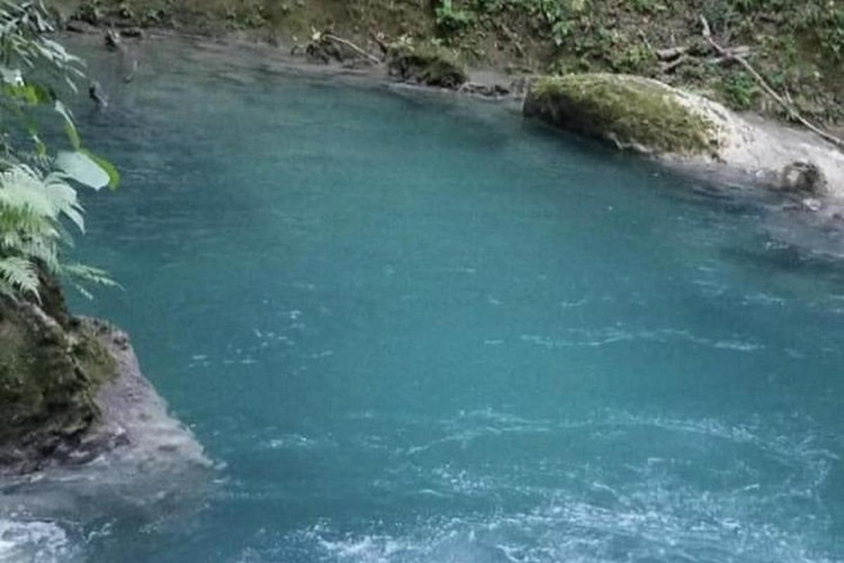 un bassal d'aigua blava en un riu