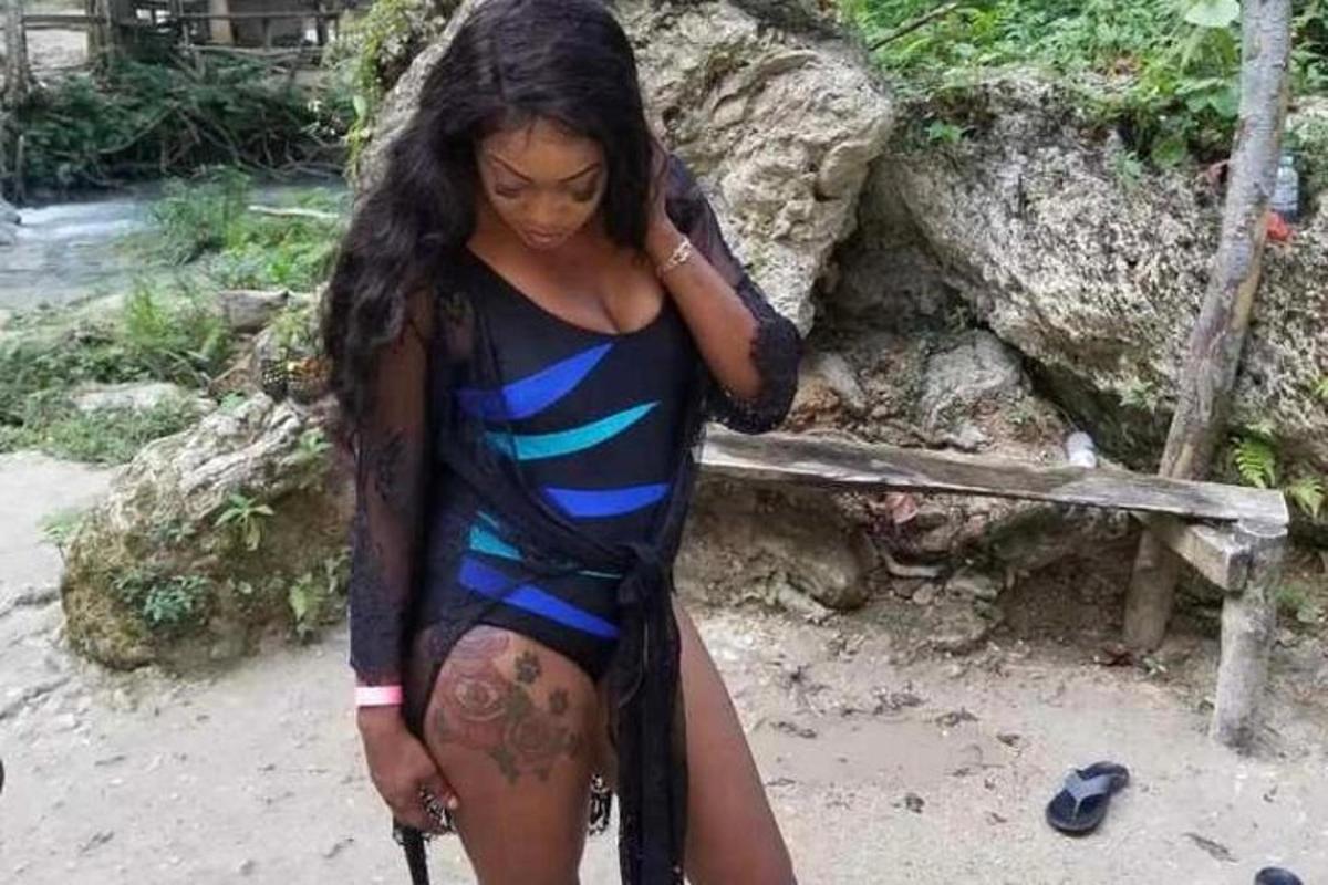 una dona amb vestit dreta al costat d'un banc