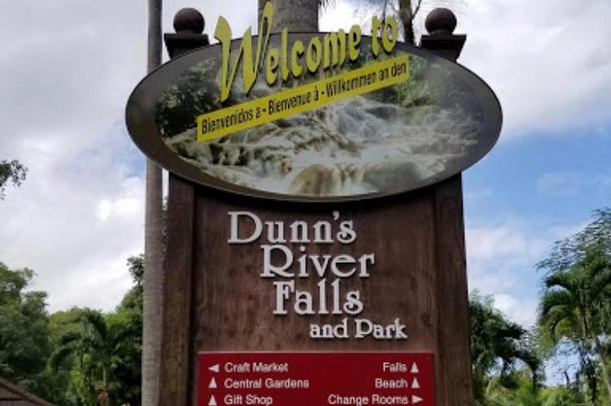 un rètol per a les cascades i el parc del riu Dums