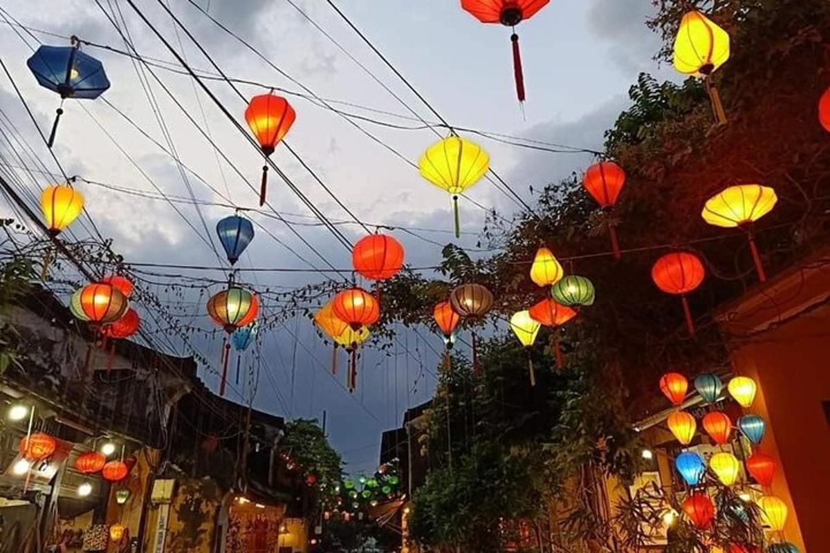 Un grupo de linternas de colores colgando sobre una calle.