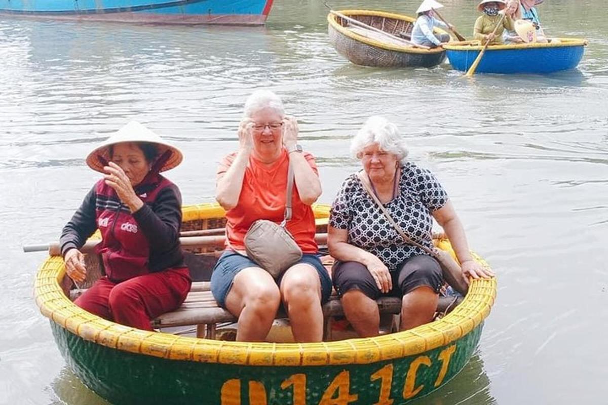 Tres mujeres mayores sentadas en un bote en el agua