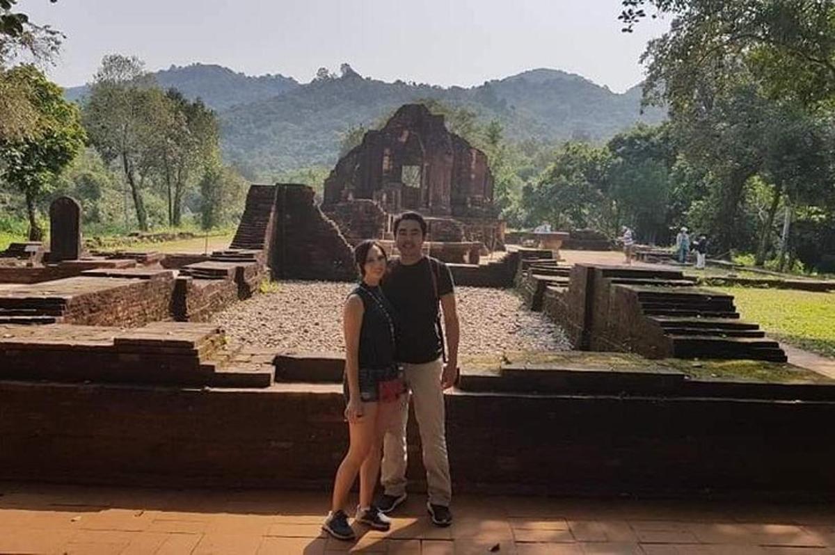 un uomo e una donna in piedi davanti a un tempio