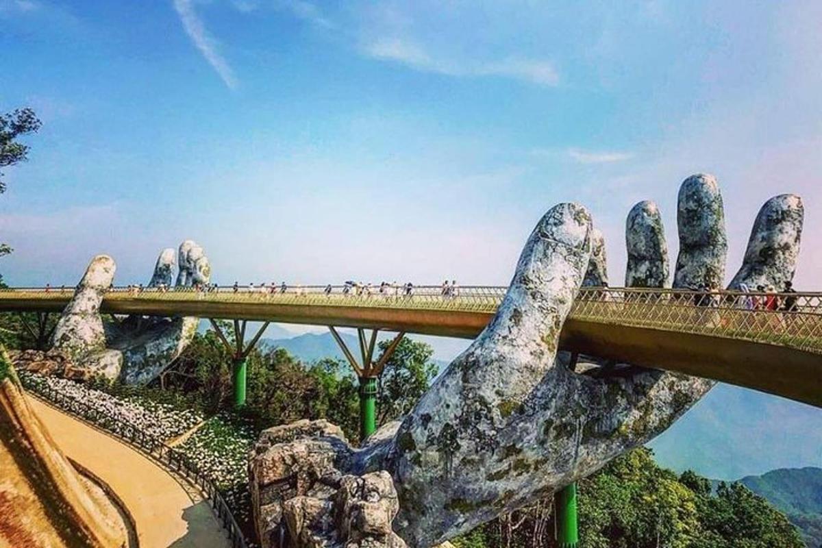 patung besar tangan yang menopang jembatan