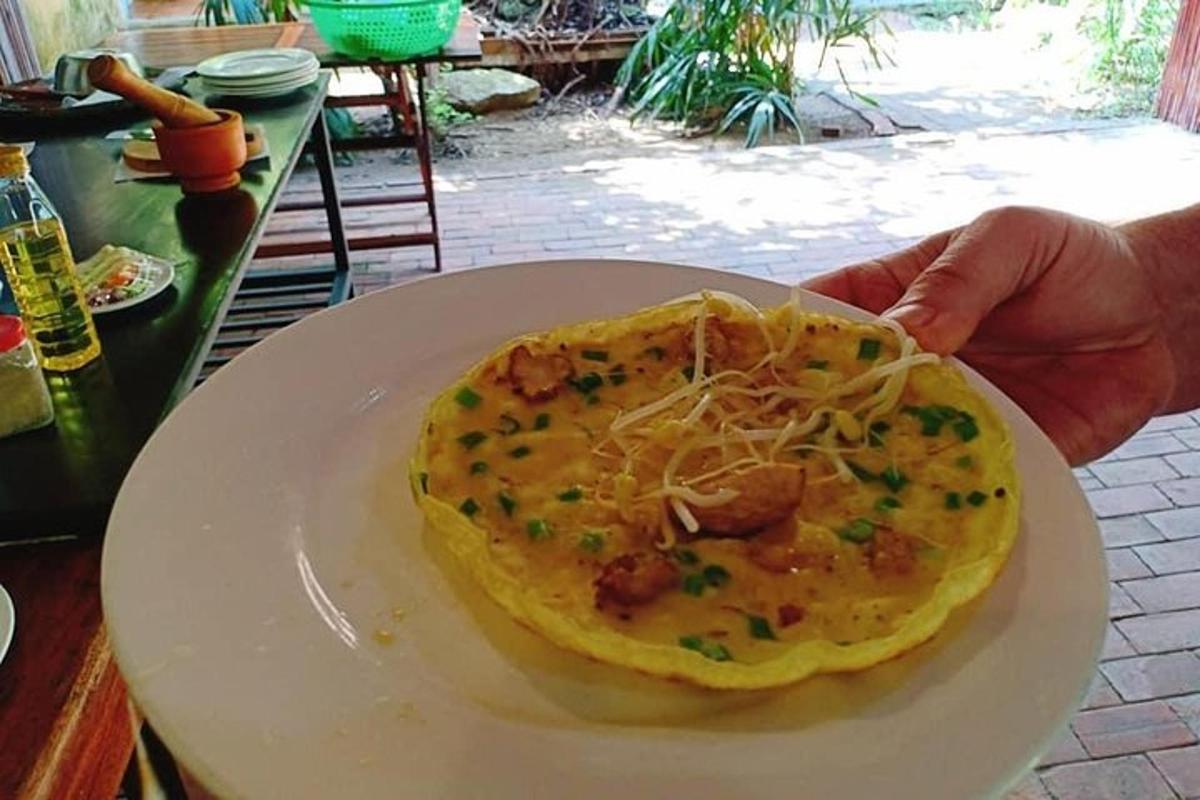 egy személy, aki egy tányér omlettet tart a tányéron
