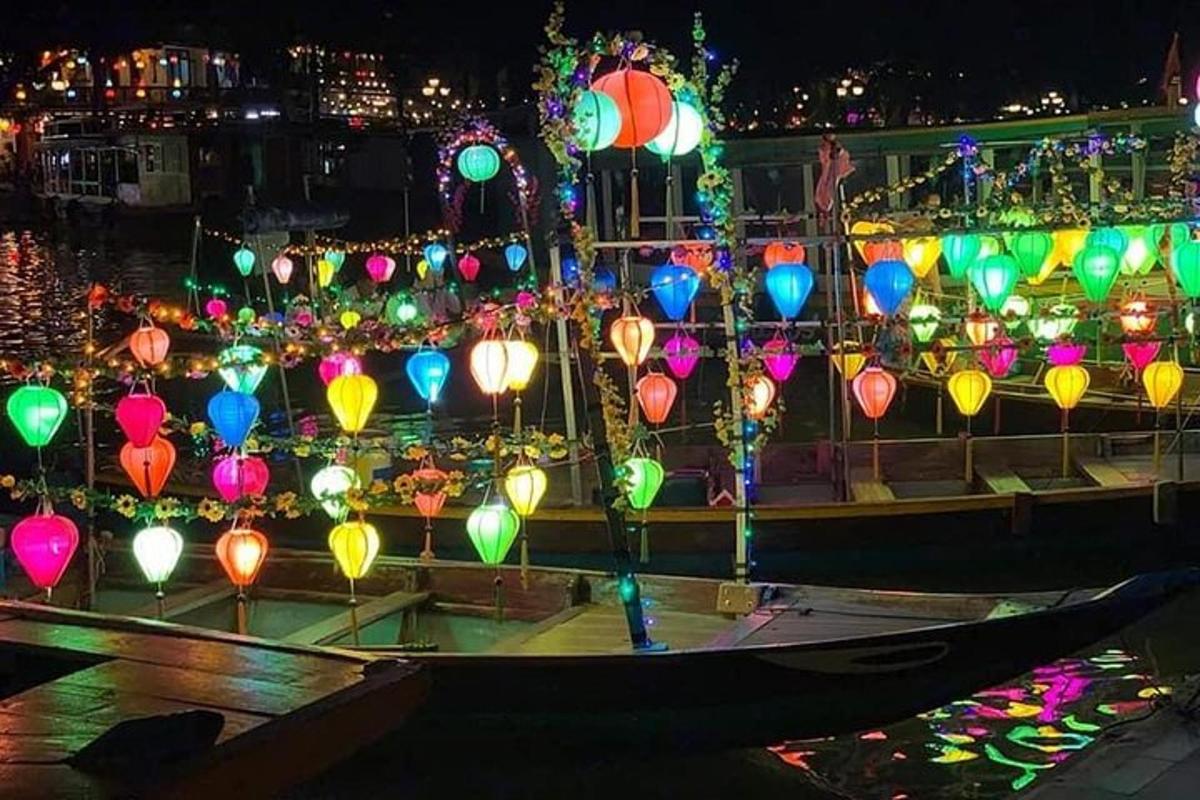 un gruppo di lanterne sull'acqua di notte