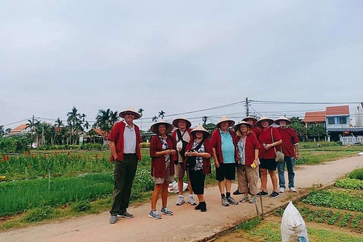 Un grupo de personas de pie en un camino de tierra