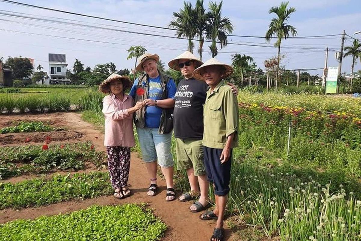 sekelompok orang yang berdiri di depan lapangan
