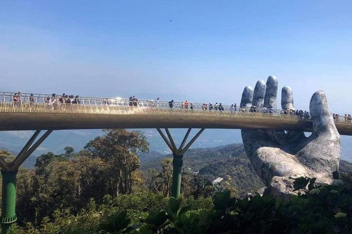 un ponte con una mano gigante che si protende su una montagna