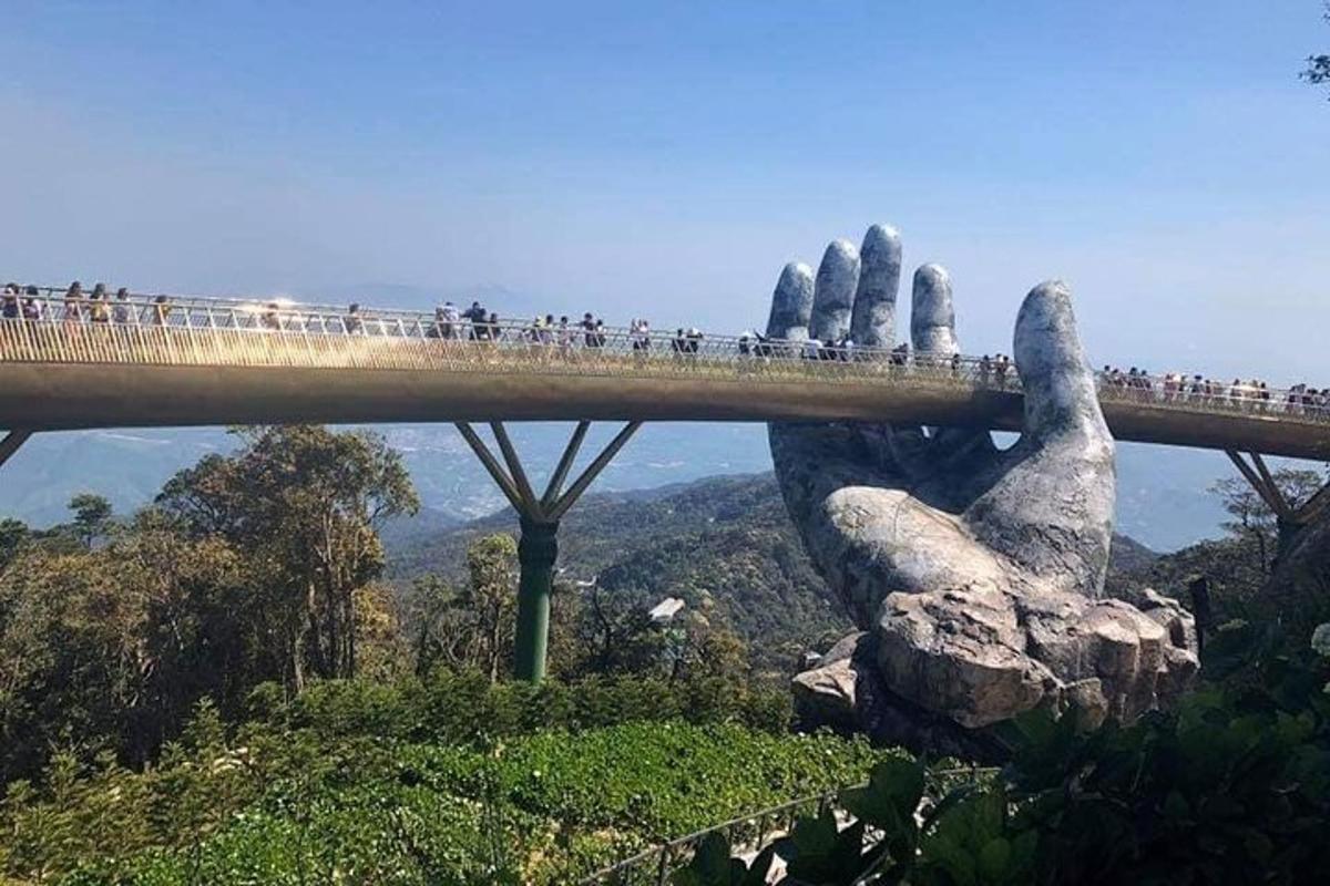 una mano gigante che sorregge un ponte con un gruppo di persone