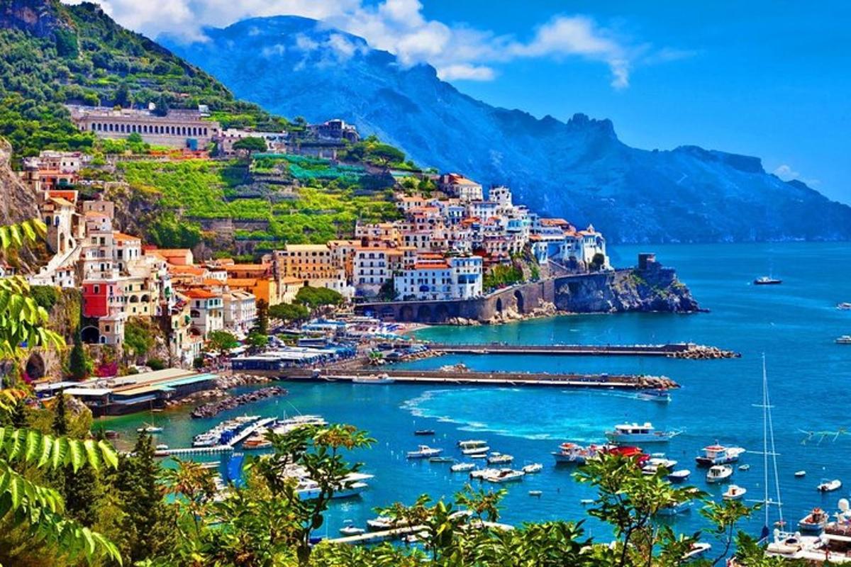Skats uz Amalfi piekrasti ar laivām ūdenī