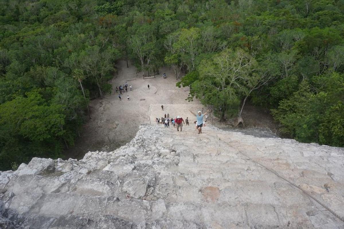 un gruppo di persone che camminano lungo una strada rocciosa