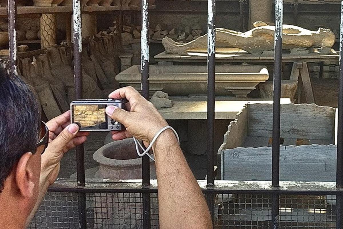 un hombre tomando una foto con un teléfono celular