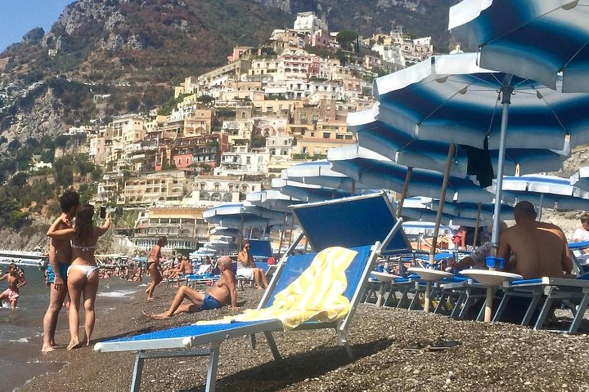 un gruppo di persone sedute su una spiaggia con gli ombrelloni