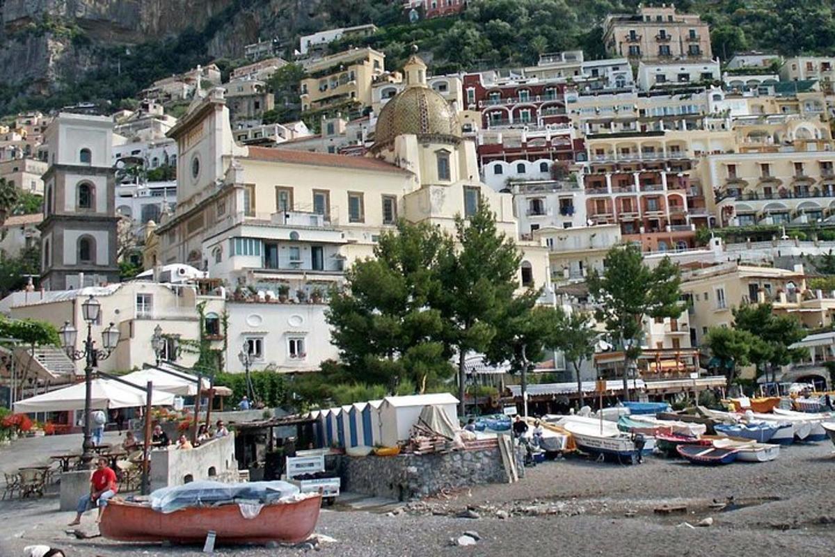 un gruppo di edifici su una collina con barche