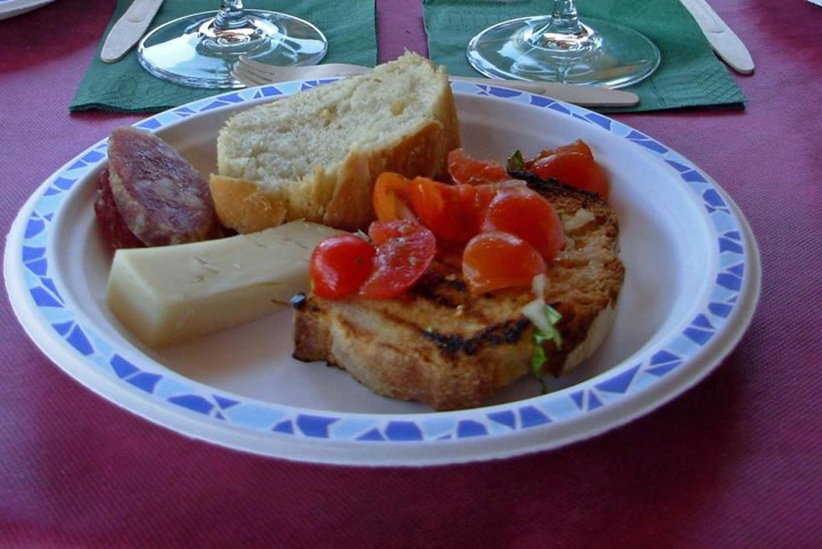 Un plato de comida con pan y verduras en una mesa.