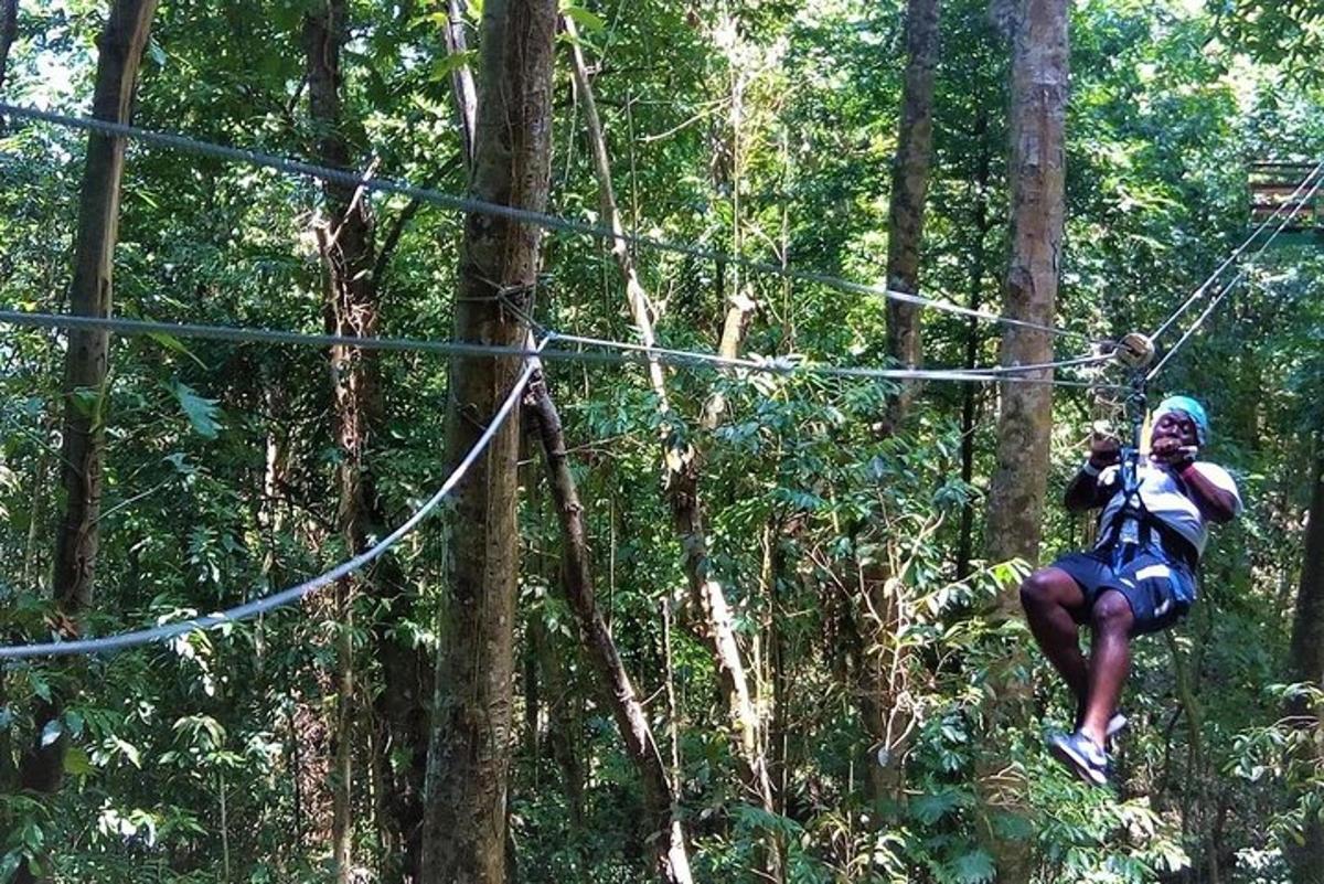 seorang pria di jalur zipline di hutan