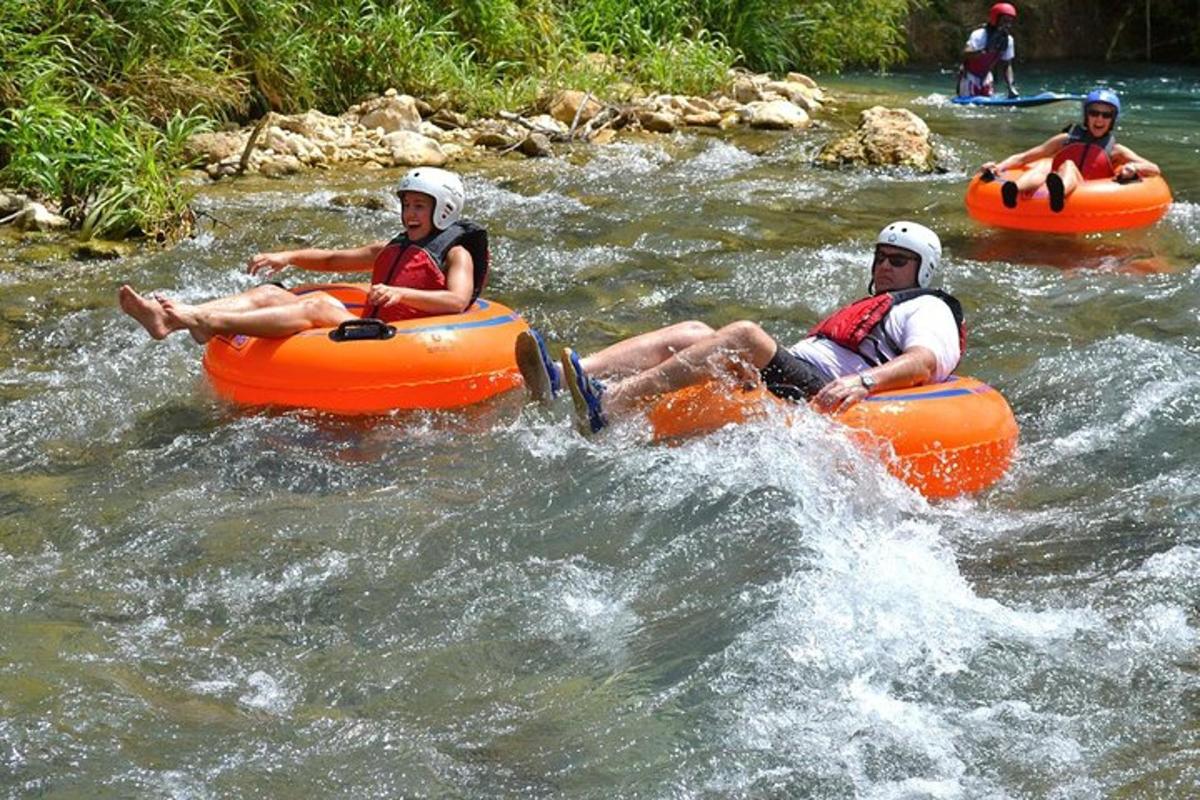 dua orang di rakit oranye di sungai